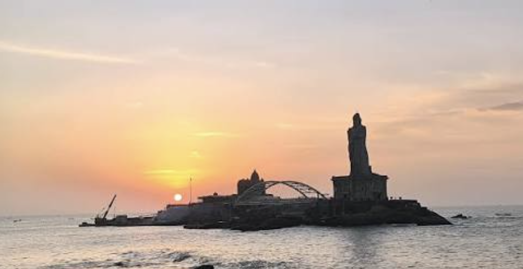 கன்னியாகுமரியில் கண்கவர் சூரிய உதயம்: ஆயிரக்கணக்கான சுற்றுலாப் பயணிகள் குவிந்தனர்